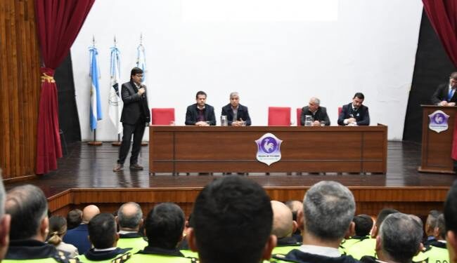 Realizan una charla sobre bienestar para personal policial y penitenciario