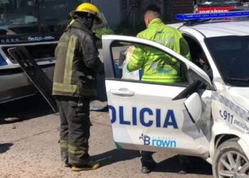 ALMIRANTE BROWN: UN COLECTIVO CHOCÓ CONTRA UN MÓVIL POLICIAL