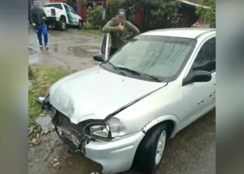 Tres lesionados por choque entre móvil policial y un auto