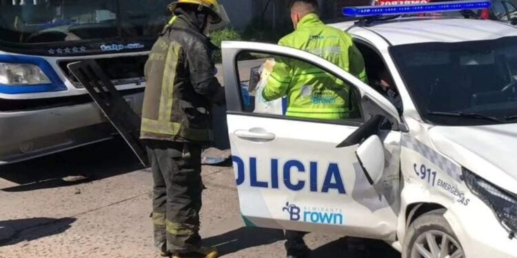 ALMIRANTE BROWN: UN COLECTIVO CHOCÓ CONTRA UN MÓVIL POLICIAL