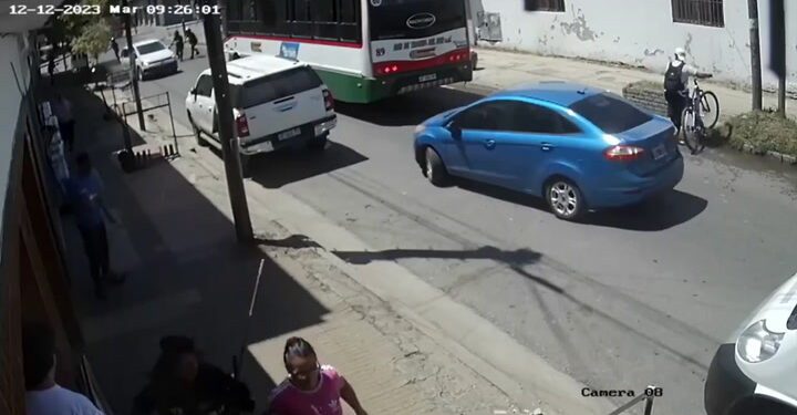 Un chofer intercedió en una feroz persecución e impidió con su colectivo que tres delincuentes escaparan