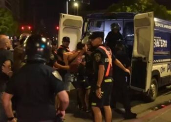 Cacerolazo con represión policial en Córdoba: liberaron a los cinco detenidos