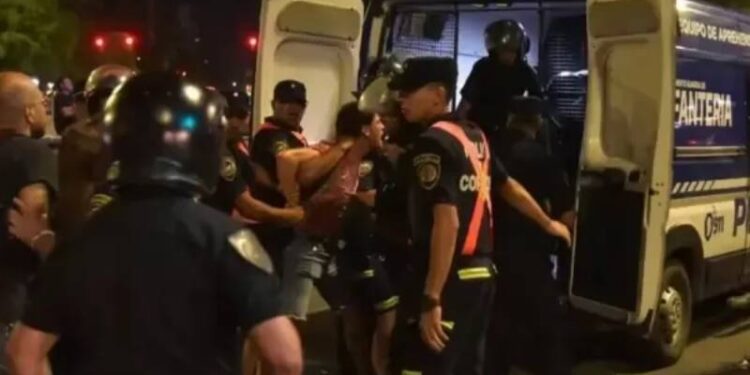 Cacerolazo con represión policial en Córdoba: liberaron a los cinco detenidos