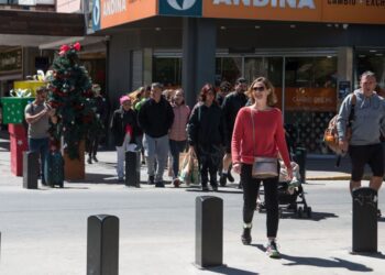 Ladrón sustrajo una mochila de un comercio y fue detenido por personal policial