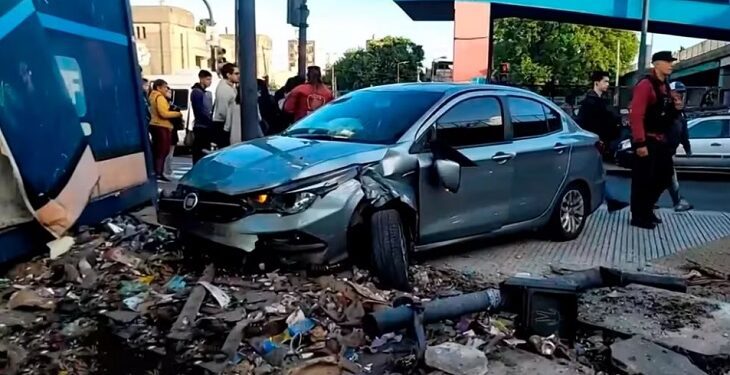 Hay tres detenidos: un auto chocó de lleno contra una garita policial y hay efectivos heridos
