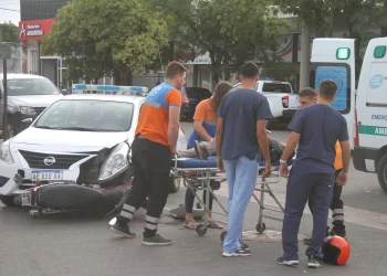 Persecución policial, detienen una persona y colisionan con un civil