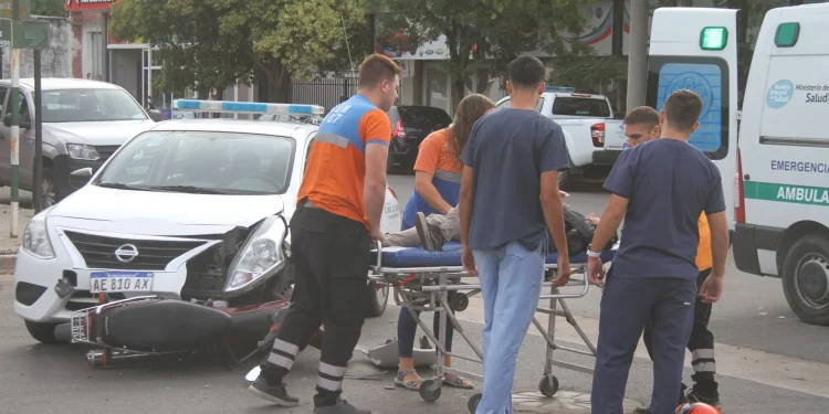 Persecución policial, detienen una persona y colisionan con un civil