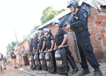 Derrumbaron el búnker de Riobamba al 5000 bajo fuerte custodia policial