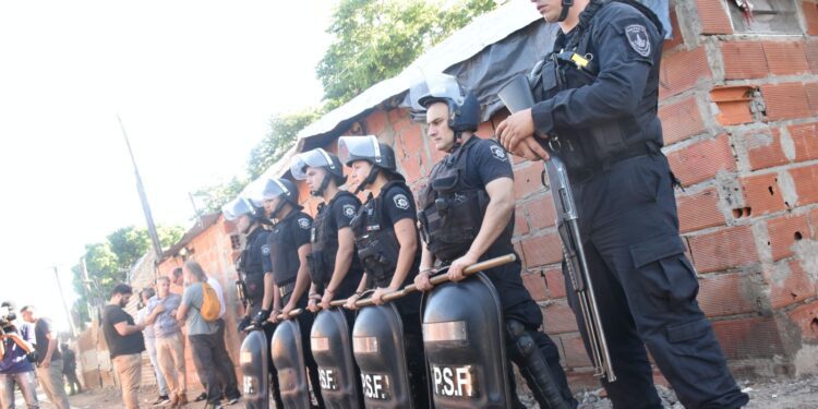 Derrumbaron el búnker de Riobamba al 5000 bajo fuerte custodia policial