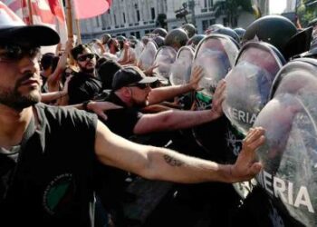 Fuerte operativo policial contra manifestantes en Argentina