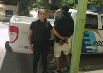 Detienen a un hombre que intentó agredir a personal policial durante un control de rutina
