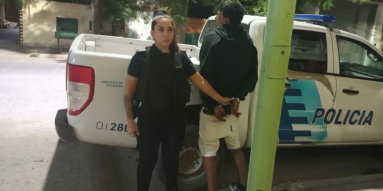 Detienen a un hombre que intentó agredir a personal policial durante un control de rutina