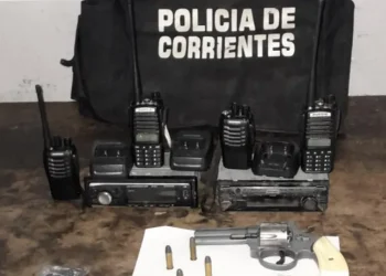 Los atraparon con un 38 cargada y varios handies con frecuencia policial
