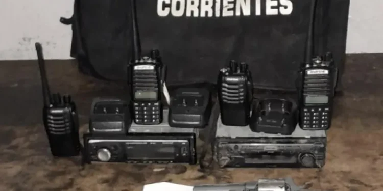 Los atraparon con un 38 cargada y varios handies con frecuencia policial