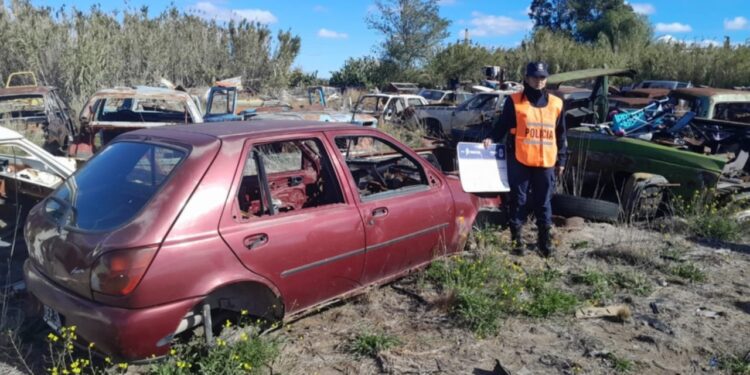 Inspección policial y clausura de un un desarmadero