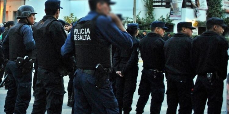 Caos y terror en allanamiento equivocado: Familia inocente sufre violenta irrupción policial