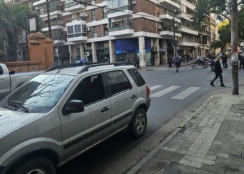 Una moto policial se cayó encima de un auto y provocó un caos de tránsito