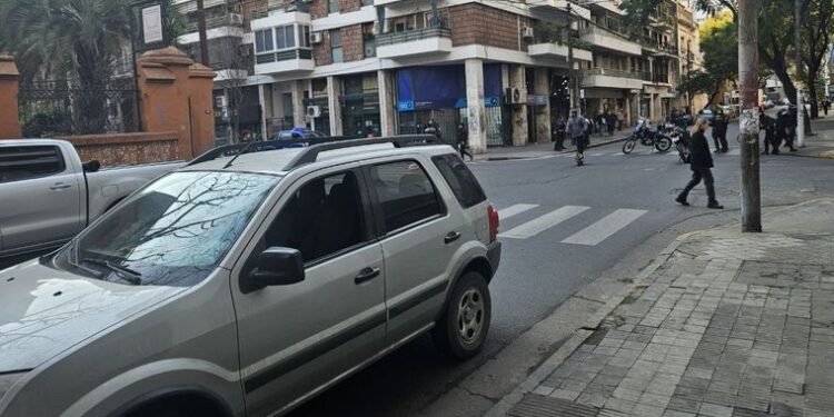 Una moto policial se cayó encima de un auto y provocó un caos de tránsito