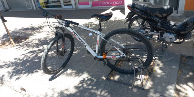 Personal policial frustró un intento de robo en Roca y recuperó una bicicleta