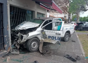 San Justo: impresionante choque entre un auto y un patrullero