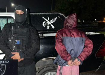 Intentó evadir un control policial, pero lo atraparon con armas de fuego y drogas