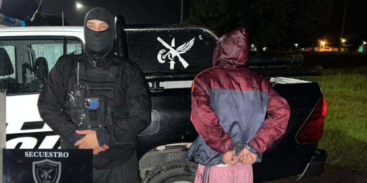 Intentó evadir un control policial, pero lo atraparon con armas de fuego y drogas