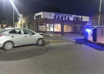 Movil policial acudía a una emergencia, lo chocaron y terminó volcando