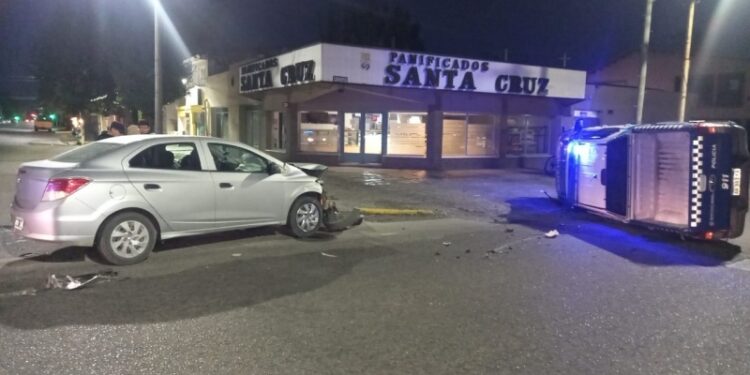 Movil policial acudía a una emergencia, lo chocaron y terminó volcando