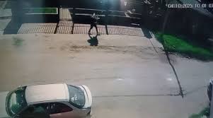 Con el cuerpo envuelto en una frazada, así salía de su casa el hombre que confesó haber matado a su hijastro