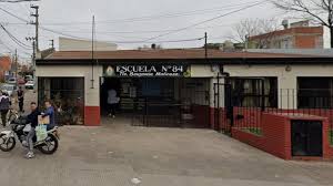 una maestra de primaria fue atacada a golpes por la madre de un alumno y podría perder un ojo