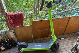 Marcaron a la víctima desde un monopatín, le robaron en Núñez US$8000 y $2.000.000