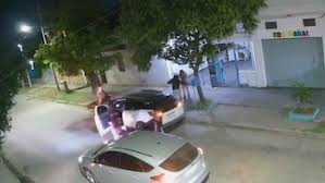 Pánico en Moreno: dos amigas volvían de cenar y fueron asaltadas por un grupo de delincuentes armados