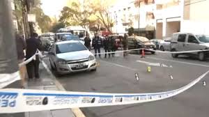 Un auto con manchas de sangre, seis vainas y disparos