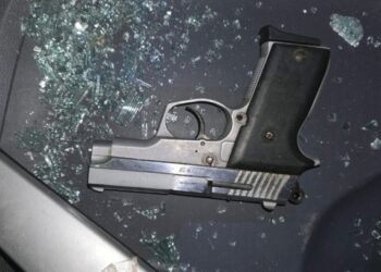 Persecución de 13 kilómetros, choque y vuelco tras un violento asalto a un minimarket en Funes