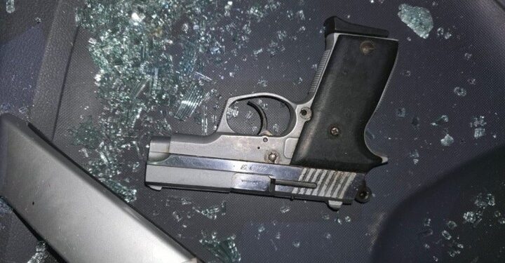 Persecución de 13 kilómetros, choque y vuelco tras un violento asalto a un minimarket en Funes