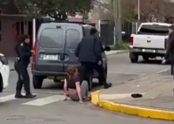 Una mujer sufrió múltiples fracturas al arrojarse desde un segundo piso para escapar de una entradera en Caseros