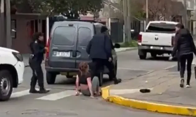 Una mujer sufrió múltiples fracturas al arrojarse desde un segundo piso para escapar de una entradera en Caseros