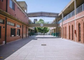 Hallan una bala y una nota de amenaza en una escuela de Morón para exigir la suspensión de viajes de egresados