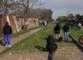Investigaron como un posible homicidio el hallazgo de un hombre muerto junto a las vías del tren en Rosario