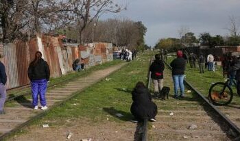 Investigaron como un posible homicidio el hallazgo de un hombre muerto junto a las vías del tren en Rosario