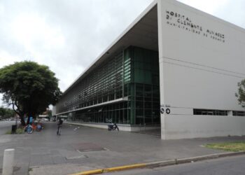 Intento de femicidio en Rosario: un joven apuñaló a su novia en un departamento y la chica está grave