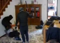 Cinco delincuentes encapuchados asaltaron violentamente a una familia en su casa del barrio San Carlos