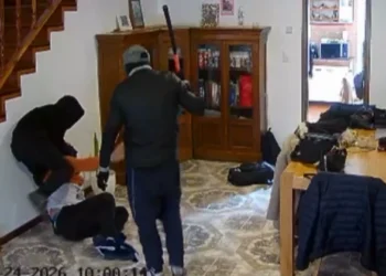 Cinco delincuentes encapuchados asaltaron violentamente a una familia en su casa del barrio San Carlos