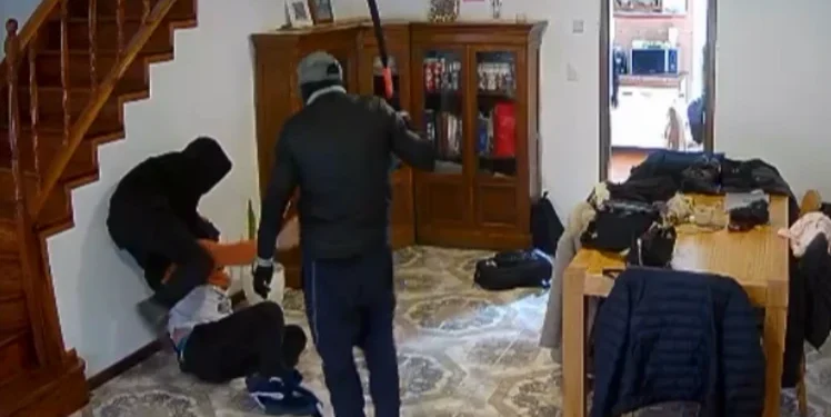 Cinco delincuentes encapuchados asaltaron violentamente a una familia en su casa del barrio San Carlos
