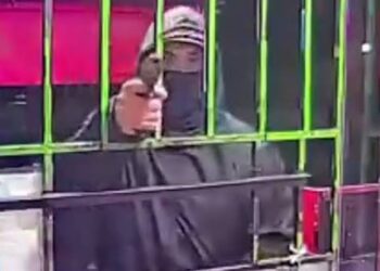Dos delincuentes simularon ser clientes para asaltar un kiosco en Merlo