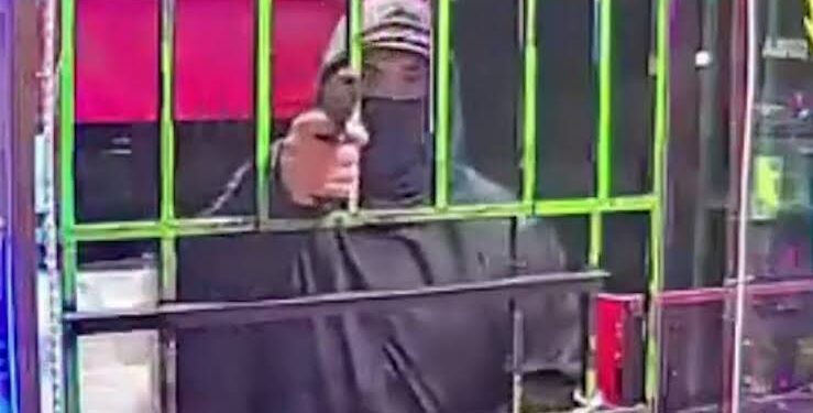 Dos delincuentes simularon ser clientes para asaltar un kiosco en Merlo