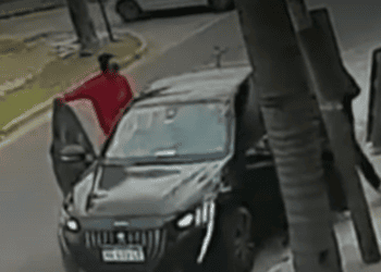 Robaron un auto a una familia en Ramos Mejía: los padres lograron rescatar a sus tres hijos pequeños antes de que escaparan los delincuentes