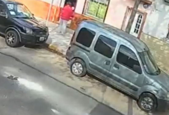 Falsos operarios de Edenor ingresaron a robar a la casa de una jubilada en Ciudadela y su hijo los echó a golpes
