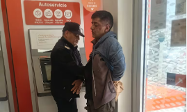 Clientes redujeron a un delincuente armado tras un intento de asalto en un banco de Lomas del Mirado