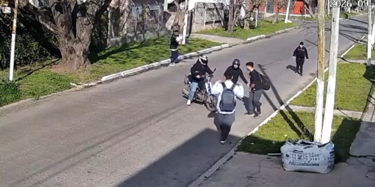 Motochorros golpearon con el arma a un alumno con autismo y le dispararon al aire a un grupo de chicos para robarles en González Catán
